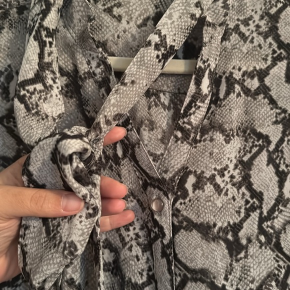 4/20$ ❤️Snakeskin tie up bow blouse size 8 Medium - Picture 3 of 3